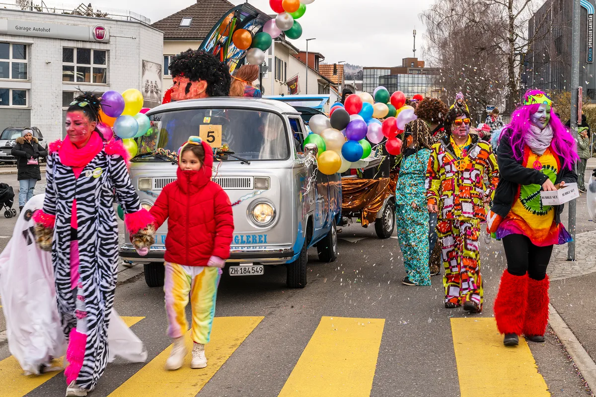 Die Hippies mit einem original Hippiebus. Der Fasnachtsumzug in Robenhausen war laut, bunt und sehenswert.